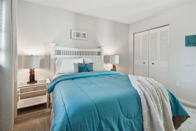 bedroom featuring carpet flooring and a closet