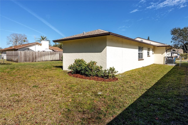 view of side of property featuring a lawn