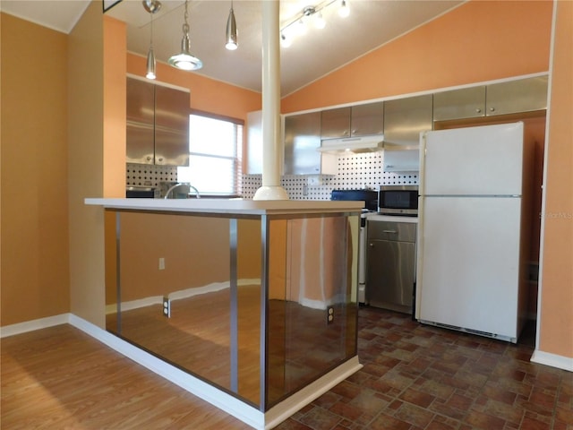 kitchen with vaulted ceiling, tasteful backsplash, hanging light fixtures, kitchen peninsula, and stainless steel appliances