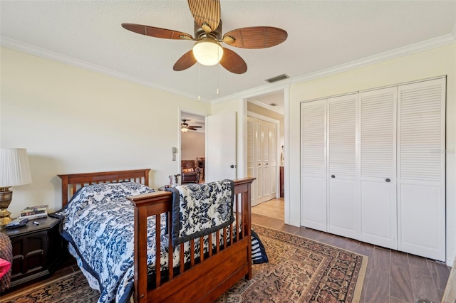 bedroom with ceiling fan, ornamental molding, hardwood / wood-style floors, and a closet