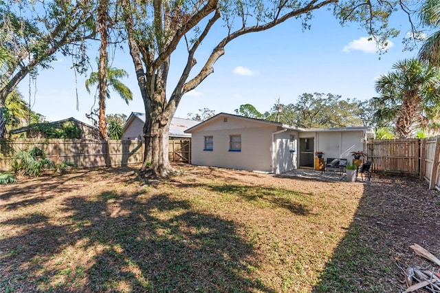 view of yard with a patio area