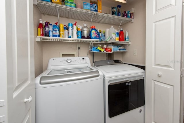 washroom featuring washing machine and clothes dryer