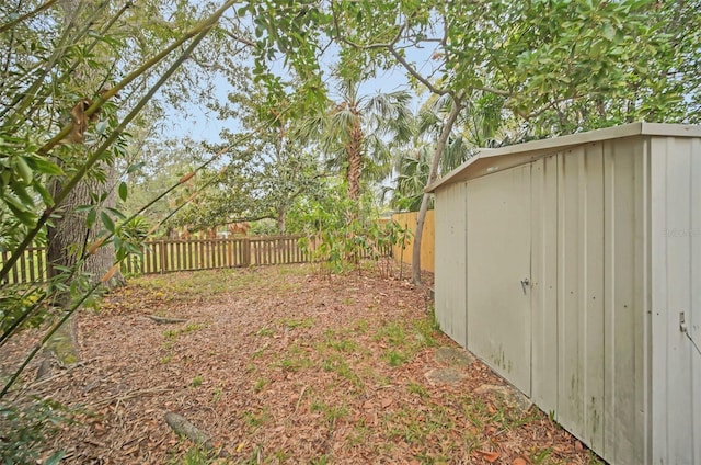 view of yard with a shed