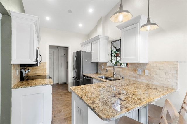 kitchen with stainless steel appliances, decorative light fixtures, white cabinets, and kitchen peninsula