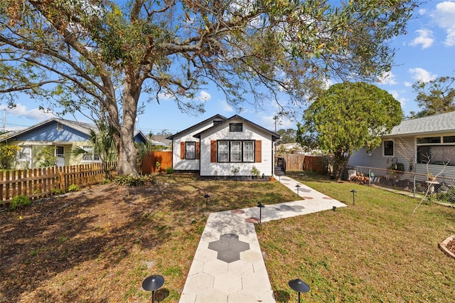 view of front of property featuring a front yard