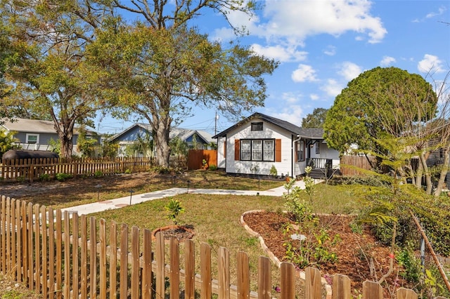 view of front of home featuring a front lawn