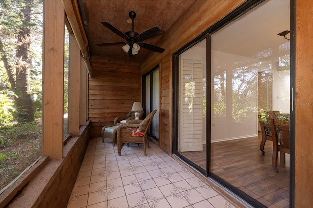 sunroom with ceiling fan