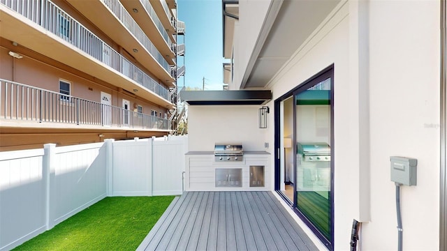 balcony with an outdoor kitchen and grilling area