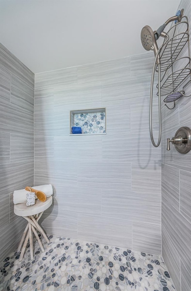 bathroom featuring a tile shower