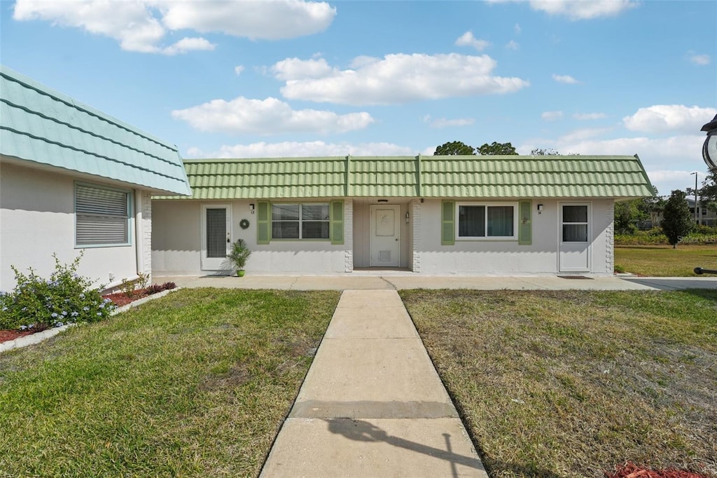 ranch-style home with a front yard