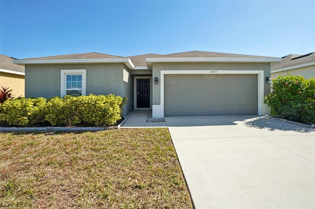 view of front of home featuring a garage and a front yard