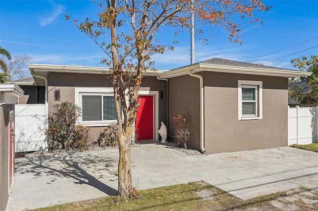 view of front of home featuring a patio