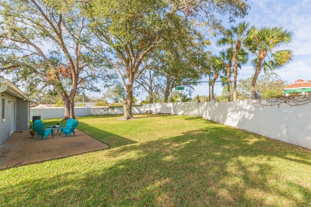 view of yard featuring a patio