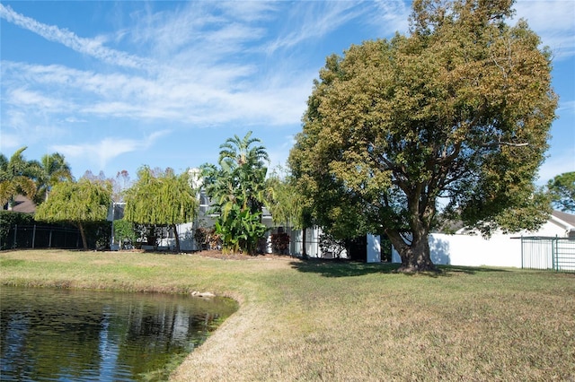 view of yard featuring a water view