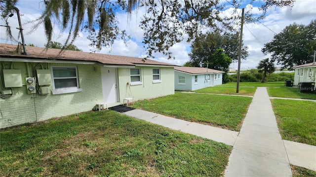 single story home with a front lawn