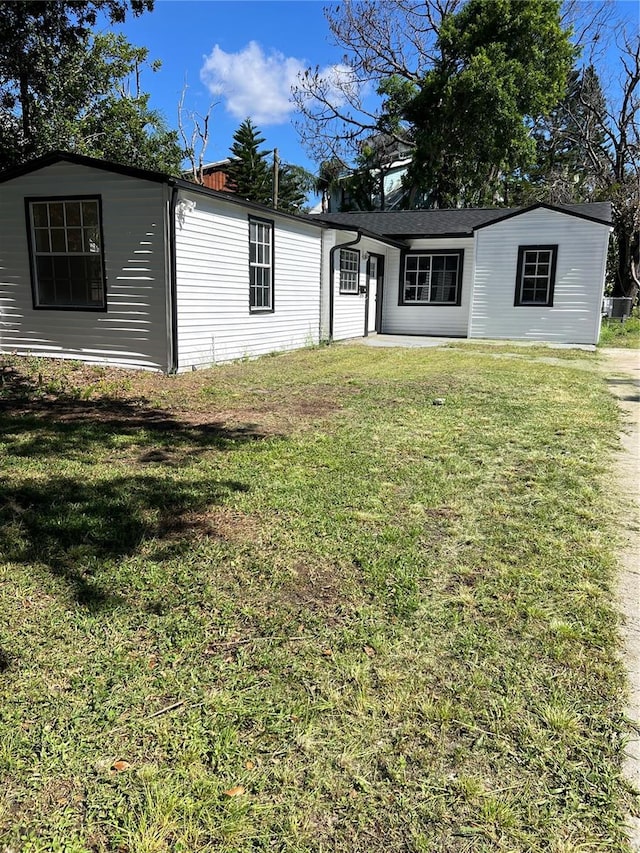 view of front facade featuring a front yard