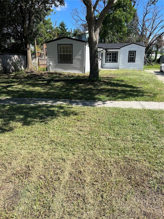 view of front of property with a front yard