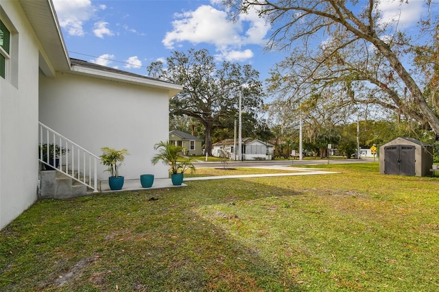 view of yard featuring a shed