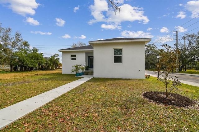 view of front of home featuring a front yard