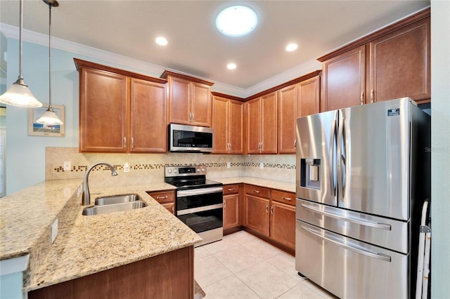 kitchen featuring sink, hanging light fixtures, appliances with stainless steel finishes, kitchen peninsula, and backsplash