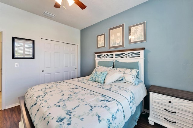 bedroom featuring dark wood-type flooring, ceiling fan, and a closet