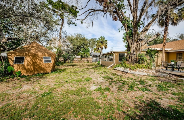 view of yard featuring a storage shed