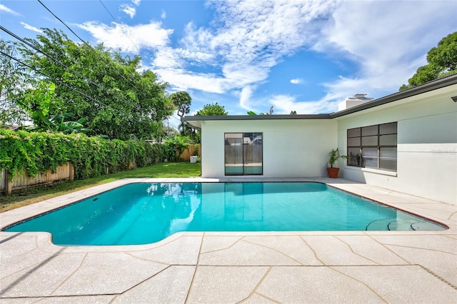 view of swimming pool