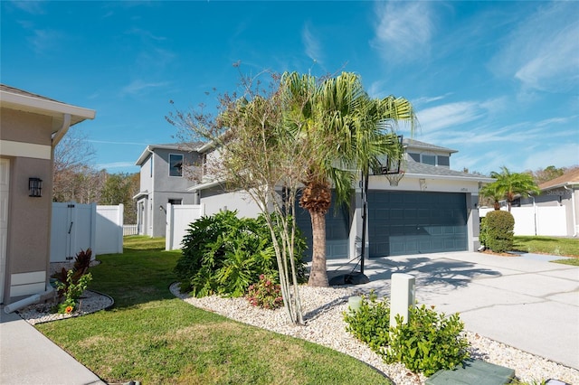 view of front of property featuring a front yard