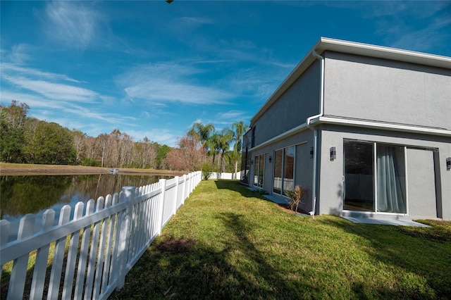 view of yard featuring a water view