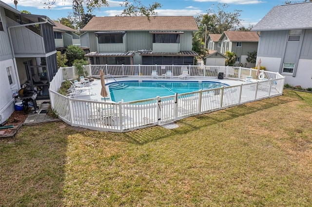 view of swimming pool featuring a yard