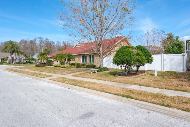 ranch-style home featuring a front lawn