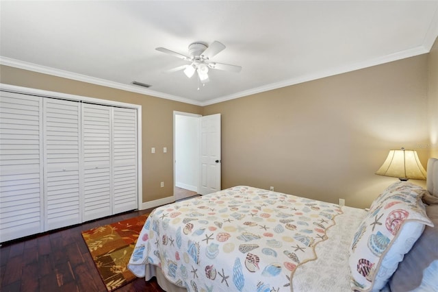 bedroom featuring ornamental molding, dark wood-type flooring, ceiling fan, and a closet