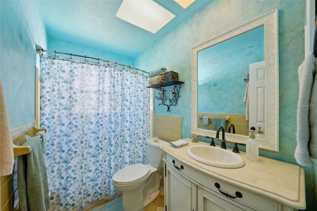 bathroom with vanity, toilet, a shower with shower curtain, and backsplash