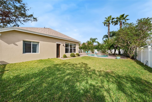 view of yard featuring a fenced in pool