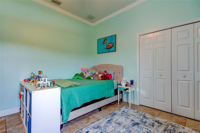 bedroom featuring visible vents, a closet, ornamental molding, and baseboards