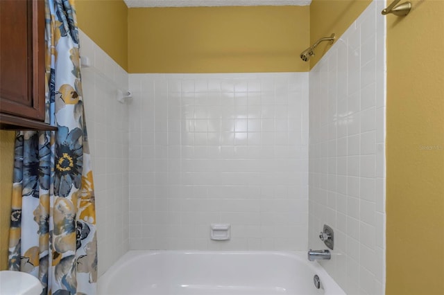 bathroom with shower / tub combo