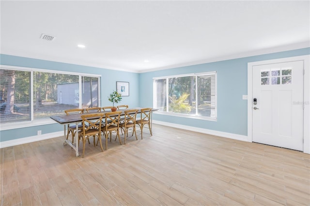 dining area with light wood finished floors, visible vents, baseboards, and recessed lighting