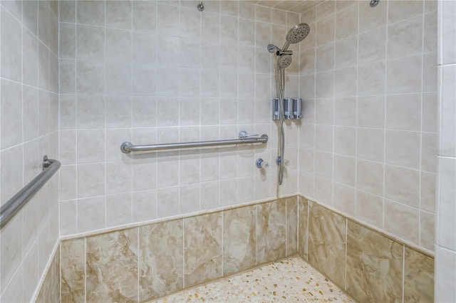 full bathroom featuring tiled shower