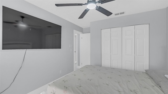 unfurnished bedroom featuring ceiling fan and a closet