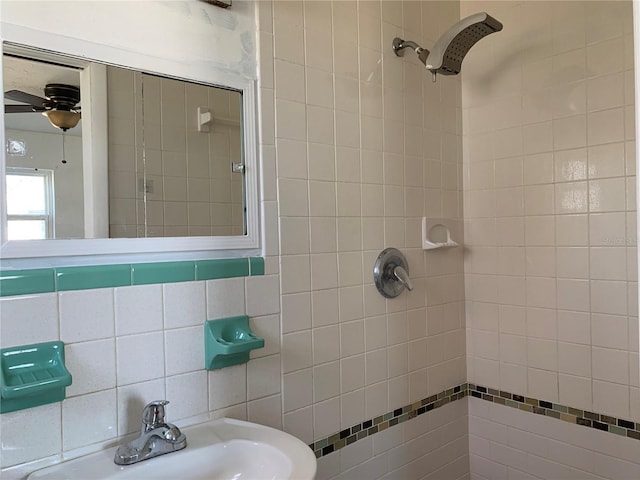 bathroom featuring a tile shower, sink, tasteful backsplash, and ceiling fan