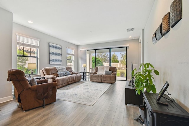 living room featuring visible vents, recessed lighting, baseboards, and wood finished floors