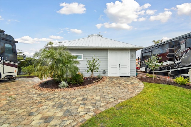 view of outdoor structure featuring a yard