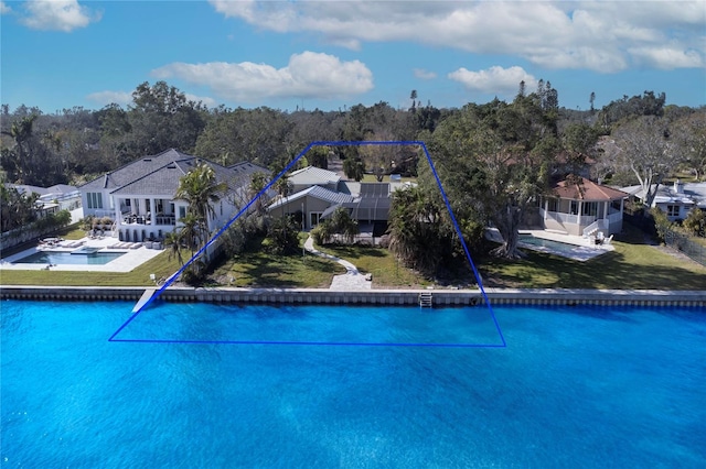 view of swimming pool with a yard