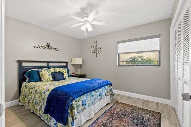 bedroom featuring hardwood / wood-style floors, a textured ceiling, and ceiling fan