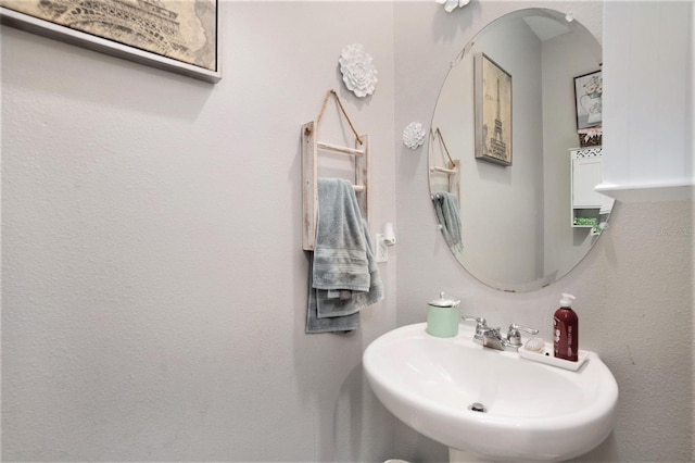 bathroom featuring sink