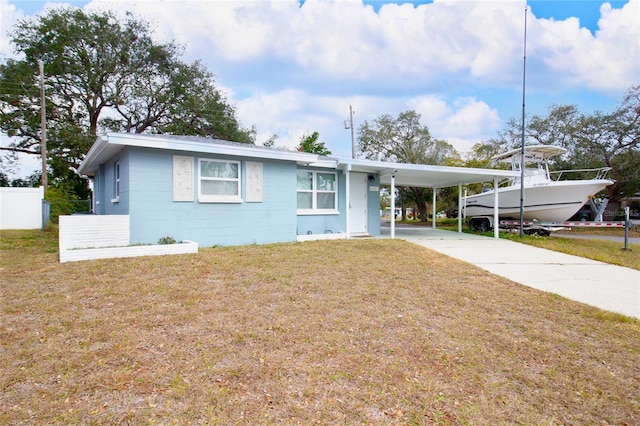 view of front of house featuring a carport and a front yard