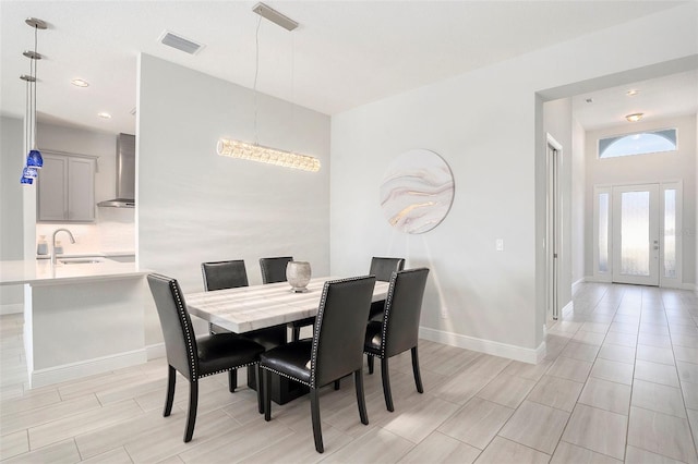 dining space featuring recessed lighting, visible vents, and baseboards