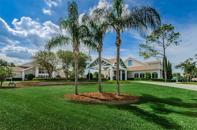 view of front of property featuring a front lawn