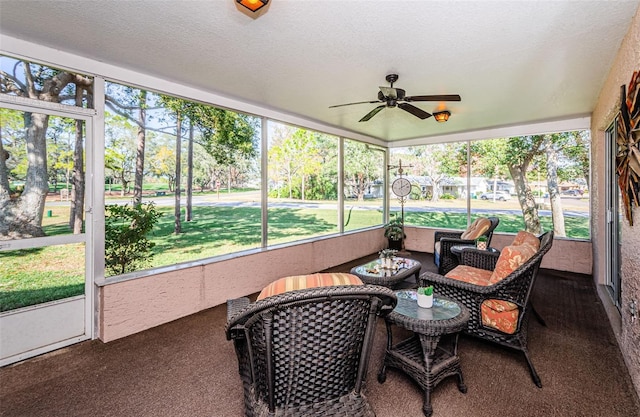 sunroom with ceiling fan