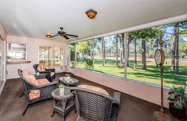 sunroom with ceiling fan